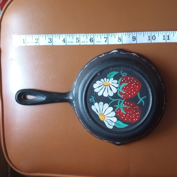 Hand-Painted Strawberry Cast Iron Skillet, Vintage Decorative Wall Decor, Black - Picture 5 of 6